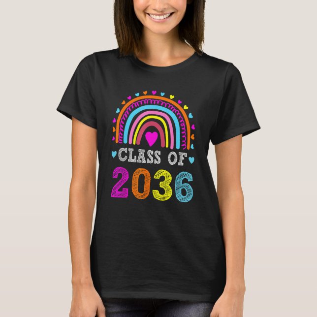 Camiseta Class Of 2036 Grow With Me Graduation First Day Of (Frente)