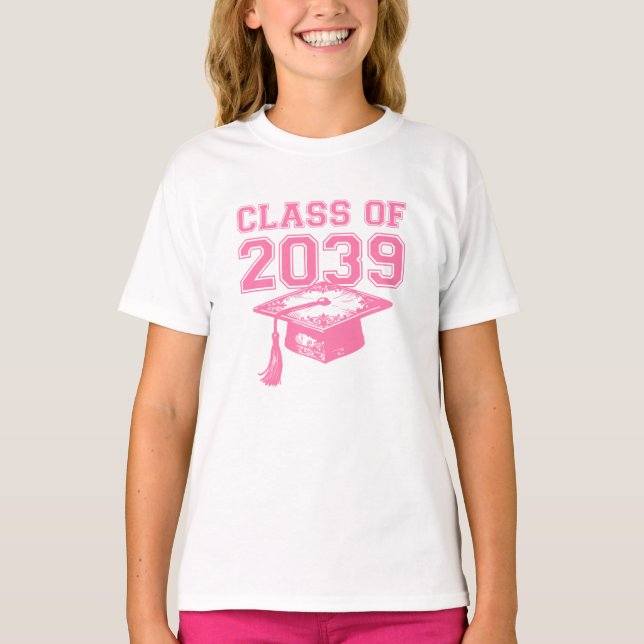 Camiseta Class of 2039 Ornate Pink Graduation Cap Design (Frente)