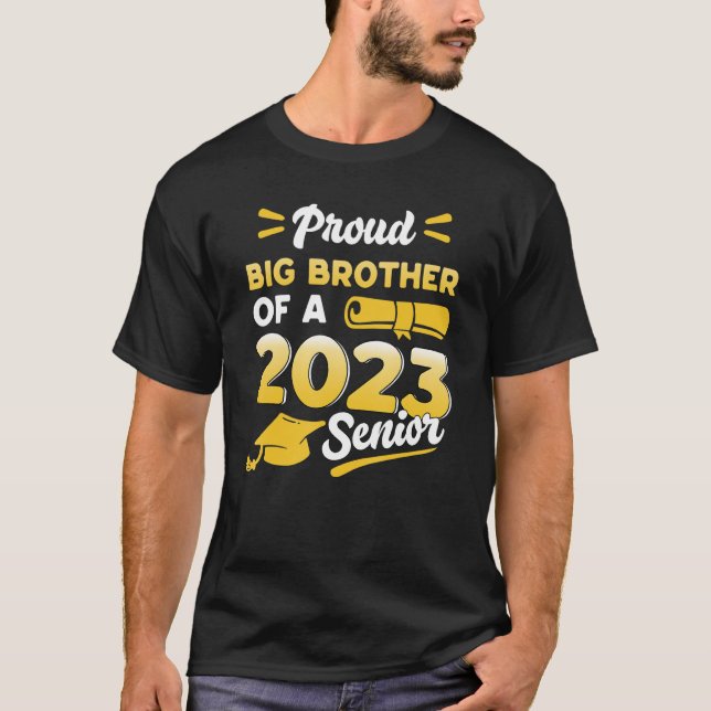 Camiseta Classe De 2023 Grande Irmão Orgulhoso De Um Mais v (Frente)