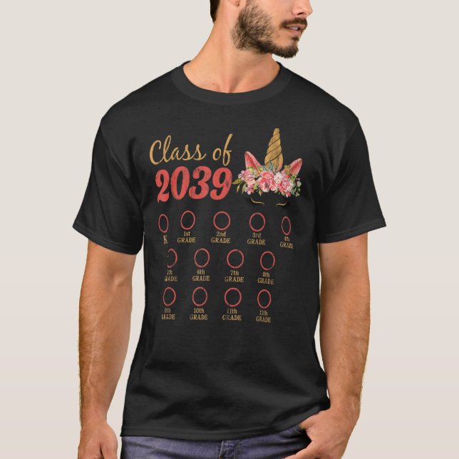 Camiseta Classe De 2039 Cresce Comigo No Primeiro Dia Da Fa (Frente)