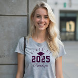 Camiseta Classe de Formando do Estilo de Variedade do Nome<br><div class="desc">Camiseta de formando divertida do estilo varsity apresentando o ano de graduação em grande número com a "classe de" exibida em um design de arco acima. Um boné e uma fita-formando são colocados no centro e personalizados com o nome do formando. Faz um excelente de presente personalizado de manutenção para...</div>