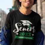 Camiseta Classe de mais velho do ano de graduação de 2022 T<br><div class="desc">Comemore seu ano de mais velho e graduação com essa camiseta moderna, que apresenta uma tipografia contemporânea do "Mais velho 2023", em branco e verde, decorada com um boné de formando preto, com uma fita verde; personalize facilmente essa camiseta com seu ano de graduação e seu nome editando os campos...</div>
