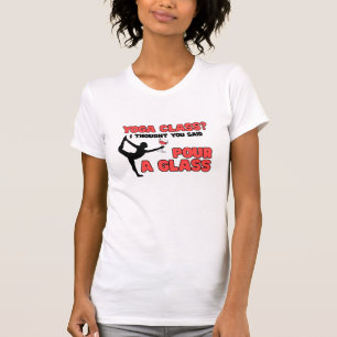 Camiseta Classe Yoga? Pensei que tinha dito "Pour a Glass"