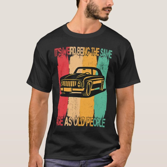 Camiseta Classic  Car Its Weird Being The Same Age As Old P (Frente)