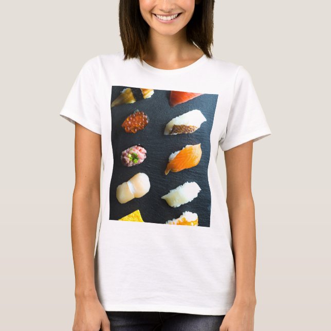 Camiseta Classic Sushi Set – 10 classic pieces on a stone p (Frente)