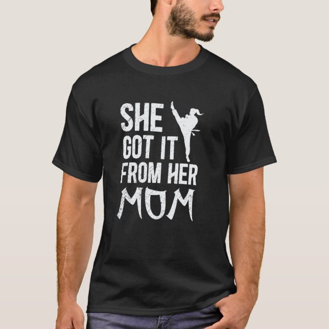 Camiseta Clássico Ela Pegou Da Mãe Karate Mãe Karate  (Frente)