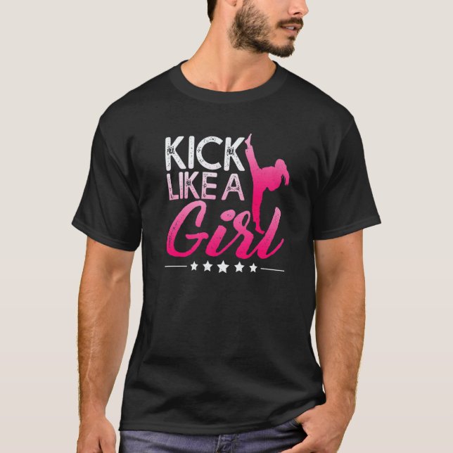 Camiseta Clássico Eu Chuto Como Uma Garota Caratê Kickboxin (Frente)