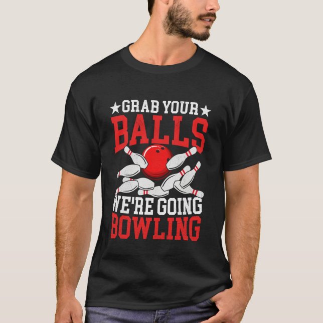 Camiseta Clássico Pegue Suas Bolas Vamos Jogar Boliche Engr (Frente)