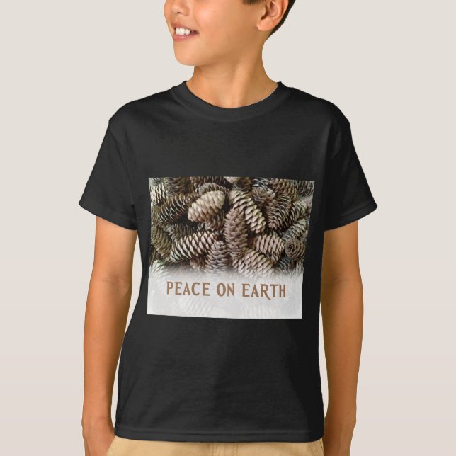 Camiseta Clássico Pine Feriado Paz Cone na Terra (Frente)