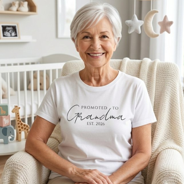 Camiseta Clássico Promovido a Vovó EST Ano Script (Criador carregado)