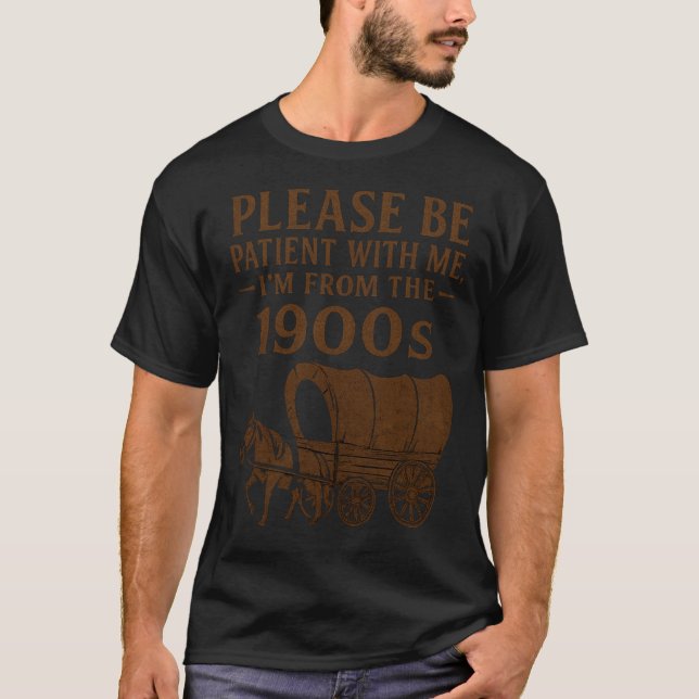Camiseta Clássico Seja Paciente Eu Sou de 1900 Gráfico Clás (Frente)