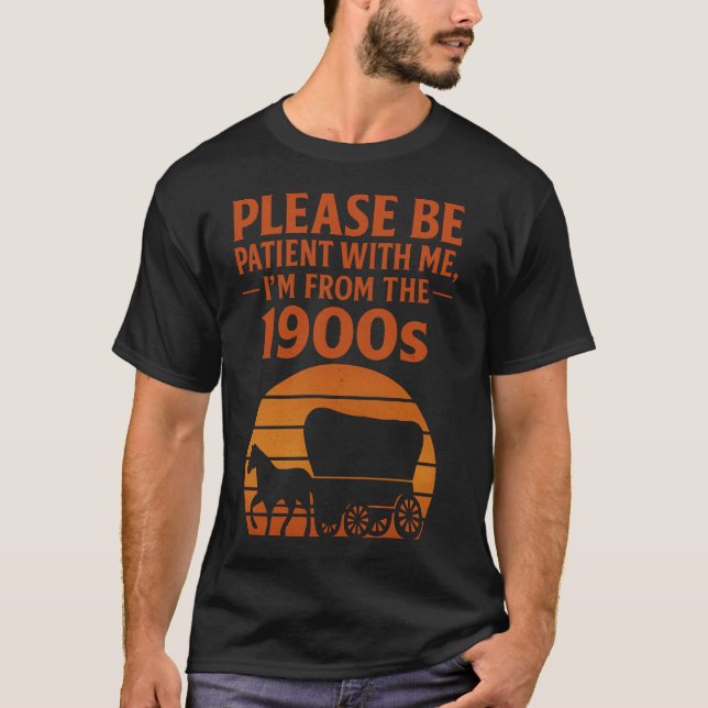 Camiseta Clássico Seja Paciente Eu Sou de 1900 Gráfico Clás (Frente)
