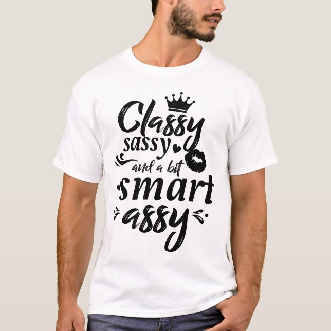 Camiseta Classy Sassy And A Bit Smart Assy Script Letters (Frente)