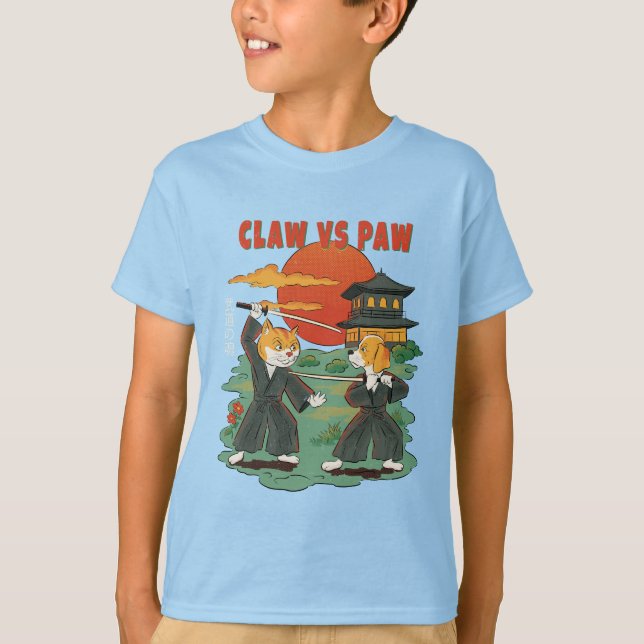Camiseta Claw vs Paw – Funny Samurai Cat and Dog (Frente)