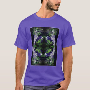 Camiseta Clematis Roxa Na Cerca De Abstrato