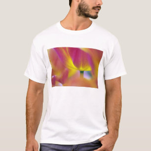 Camiseta Close-up da parte inferior da flor de tulipa, Kuek