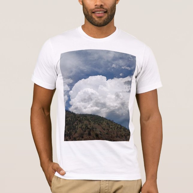 Camiseta Cloudy Sky Over Rolling Hills With Forested Slope  (Frente)