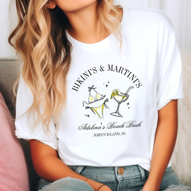 Camiseta Clube de Festa de Despedida de Solteira na Praia (Woman in a casual setting wearing a white T-shirt with a fun design of a bikini and martini glass. )