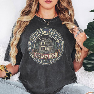 Camiseta Clube de Introvertidos Já em Casa Crachá de Cabine