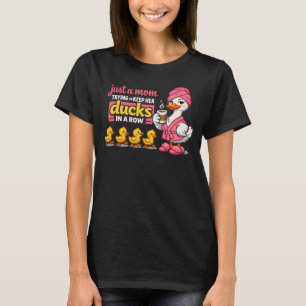 Camiseta Clube de Mães Cansadas Pato Apaixonado por Café Pr
