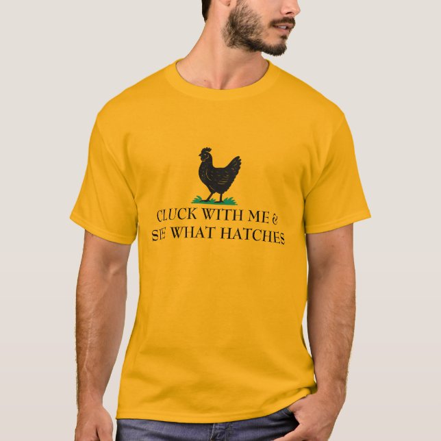 Camiseta Cluck With Me and See What Happens - Chicken (Frente)
