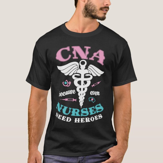 Camiseta CNA Because Even Nurses Need Heroes Too Nursing As (Frente)
