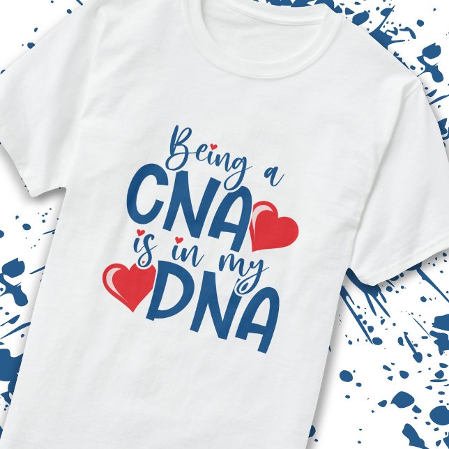 Camiseta CNA está no meu DNA - Assistente de Enfermagem Cer (Criador carregado)