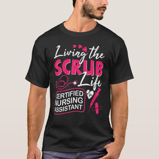 Camiseta CNA Living The Scrubs Life Certified Nursing Assis (Frente)