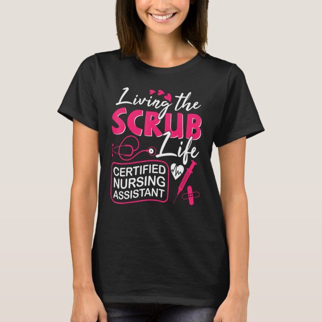 Camiseta CNA Living The Scrubs Life Certified Nursing Assis (Frente)