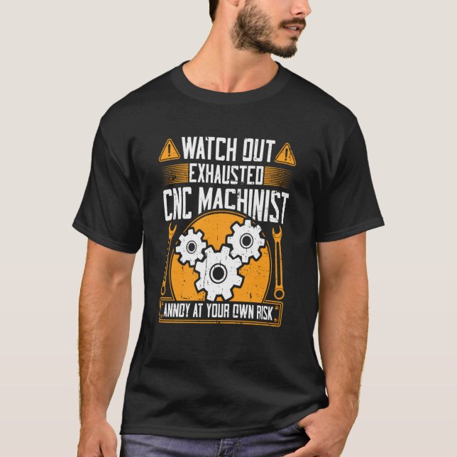 Camiseta CNC Machinist Watch Out Exhausted CNC Machinist (Frente)