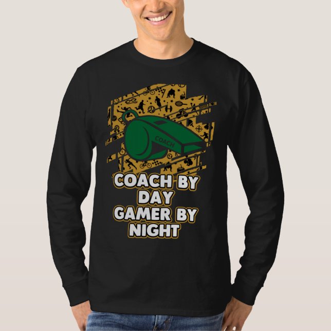 Camiseta Coach By Day Gamer By Night Coaching Gaming Mentor (Frente)