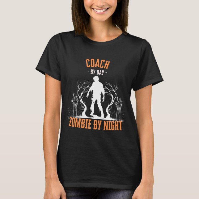 Camiseta Coach by Day Zombie by Night Funny Halloween Creep (Frente)