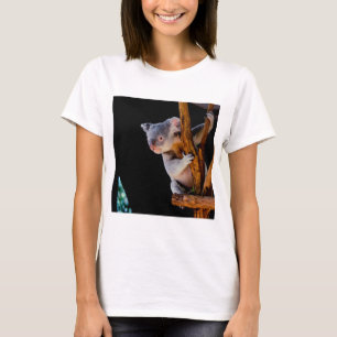 Camiseta Coala Fofo na Árvore Cinza