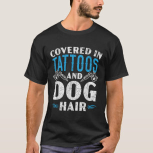 Camiseta Coberta Em Tatuagens E Tatuagem No Cabelo Do Cão P