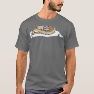 Camiseta Cobra dormindo com máscara de dormir no cobertor