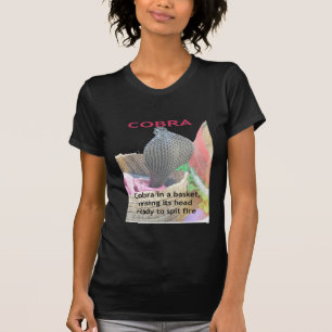 Camiseta Cobra em uma cesta pronta para cuspir fogo