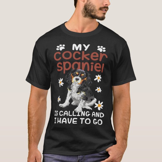 Camiseta Cocker Spaniel Dog Is Calling Daisy Flower (Frente)