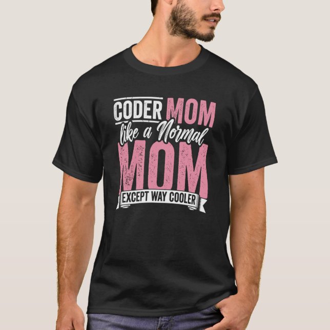 Camiseta Codificadora Mãe Como Uma Mãe Normal, Exceto A P M (Frente)