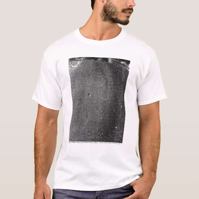 Camiseta Código de Hammurabi, detalhe de inscrição da (Frente)
