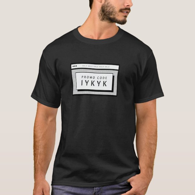 Camiseta Código Promocional IYKYK Piada Engraçada (Frente)