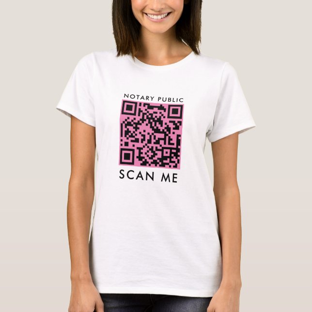 Camiseta Código QR preto e rosa do notário público 'Scan Me (Frente)