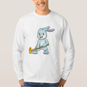 Camiseta Coelhinho no campo com bastão de hóquei