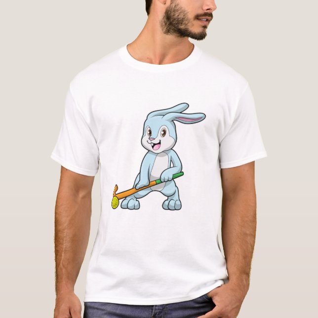 Camiseta Coelhinho no campo com bastão de hóquei (Frente)