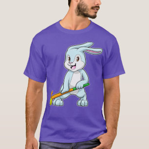 Camiseta Coelhinho no campo com bastão de hóquei