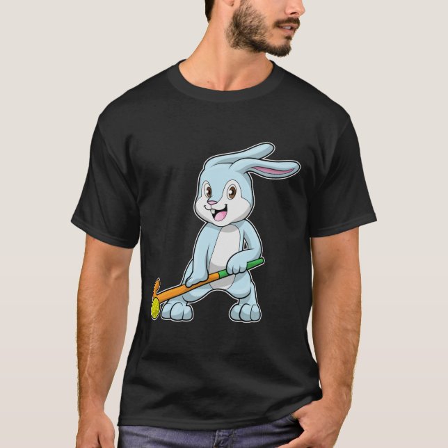 Camiseta Coelhinho no campo com bastão de hóquei (Frente)