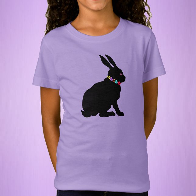 Camiseta Coelhinho Sentado Negro em Flores de Forma Silhuet (Sitting black bunny rabbit wearing flowers for Easter for Spring Time on kids purple tee shirt.)