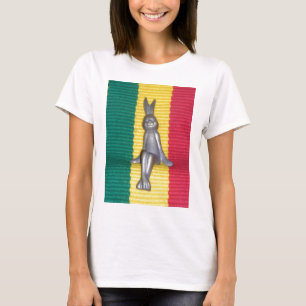 Camiseta Coelho - Coelho em Cores Rasta: Um Toque de Groovy