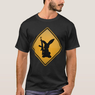 Camiseta Coelho com sinal de aviso da arma
