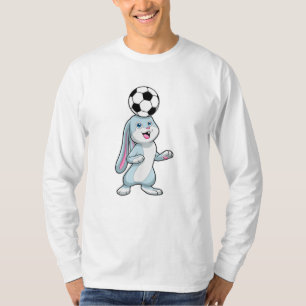 Camiseta Coelho como jogador de futebol com bola de futebol