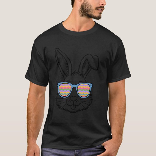Camiseta Coelho do Dia Feliz da Páscoa Usando Óculos de Sol (Frente)